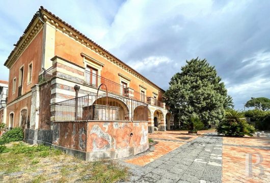 Dans la petite ville de Mascalucia, près de Catane, une villa de style sicilien, à rénover